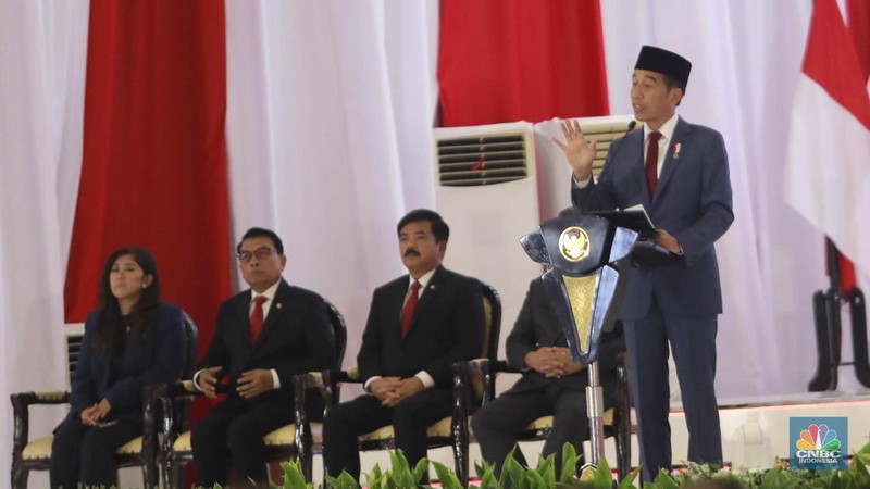 Presiden Joko Widodo secara resmi menganugerahkan kenaikan pangkat secara istimewa kepada Menteri Pertahanan Prabowo Subianto menjadi Jenderal TNI Kehormatan Purnawirawan dalam Rapat Pimpinan TNI/Polri di GOR Ahmad Yani, Markas Besar TNI, Cilangkap, Jakarta Timur, Rabu (28/2/2024). (CNBC Indonesia/Muhammad Sabki)