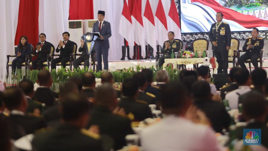Presiden Joko Widodo secara resmi menganugerahkan kenaikan pangkat secara istimewa kepada Menteri Pertahanan Prabowo Subianto menjadi Jenderal TNI Kehormatan Purnawirawan dalam Rapat Pimpinan TNI/Polri di GOR Ahmad Yani, Markas Besar TNI, Cilangkap, Jakarta Timur, Rabu (28/2/2024). (CNBC Indonesia/Muhammad Sabki)
