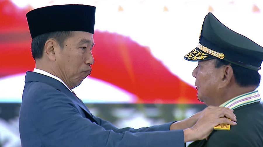 Presiden Jokowi menyematkan gelar jenderal kehormatan ke Prabowo dalam Rapat Pimpinan TNI-POLRI pada Rabu, (28/2/2024). (Tangkapan Layar Youtube Kemnhan RI)