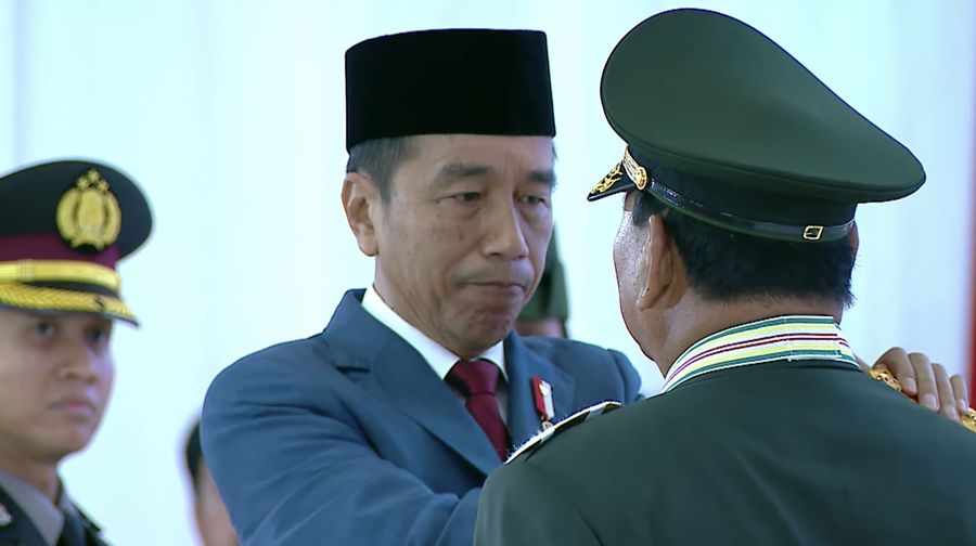 Presiden Jokowi menyematkan gelar jenderal kehormatan ke Prabowo dalam Rapat Pimpinan TNI-POLRI pada Rabu, (28/2/2024). (Tangkapan Layar Youtube Kemnhan RI)