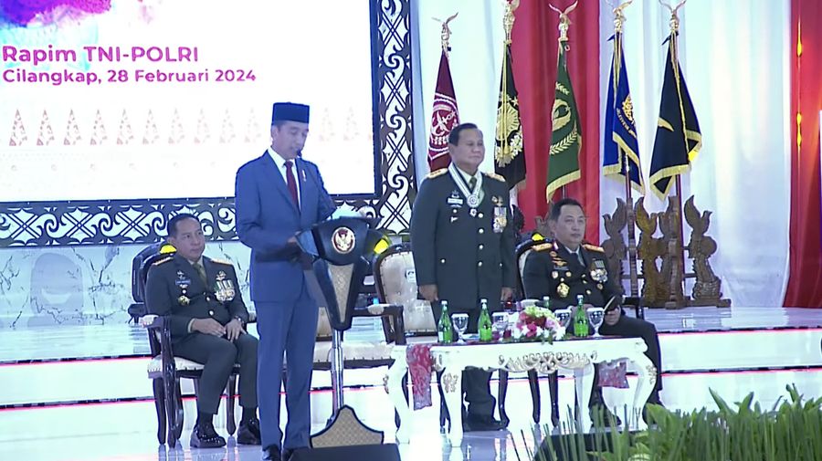 Presiden Jokowi menyematkan gelar jenderal kehormatan ke Prabowo dalam Rapat Pimpinan TNI-POLRI pada Rabu, (28/2/2024). (Tangkapan Layar Youtube Kemnhan RI)