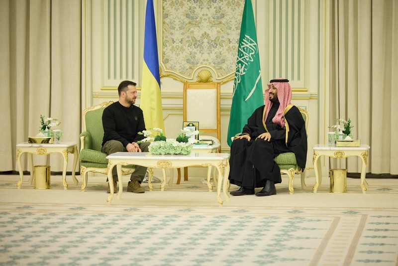 Dalam foto yang disediakan oleh Saudi Press Agency, SPA, Presiden Ukraina Volodymyr Zelenskyy tiba di Bandara Internasional King Khalid, di Riyadh, Arab Saudi, Selasa, 27 Februari 2024. Dalam foto yang disediakan oleh Saudi Press Agency, SPA, Presiden Ukraina Volodymyr Zelenskyy tiba di Bandara Internasional King Khalid, di Riyadh, Arab Saudi, Selasa, 27 Februari 2024. (Saudi Press Agency via AP)