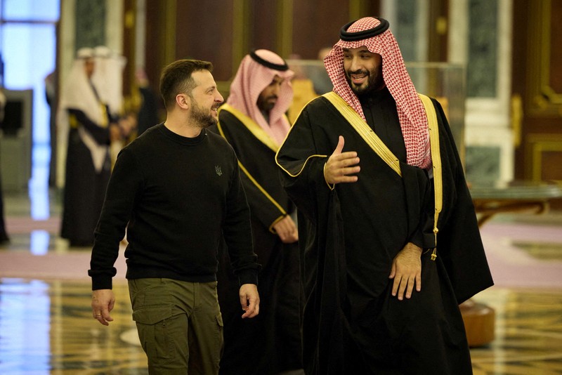 Dalam foto yang disediakan oleh Saudi Press Agency, SPA, Presiden Ukraina Volodymyr Zelenskyy tiba di Bandara Internasional King Khalid, di Riyadh, Arab Saudi, Selasa, 27 Februari 2024. Dalam foto yang disediakan oleh Saudi Press Agency, SPA, Presiden Ukraina Volodymyr Zelenskyy tiba di Bandara Internasional King Khalid, di Riyadh, Arab Saudi, Selasa, 27 Februari 2024. (Saudi Press Agency via AP)