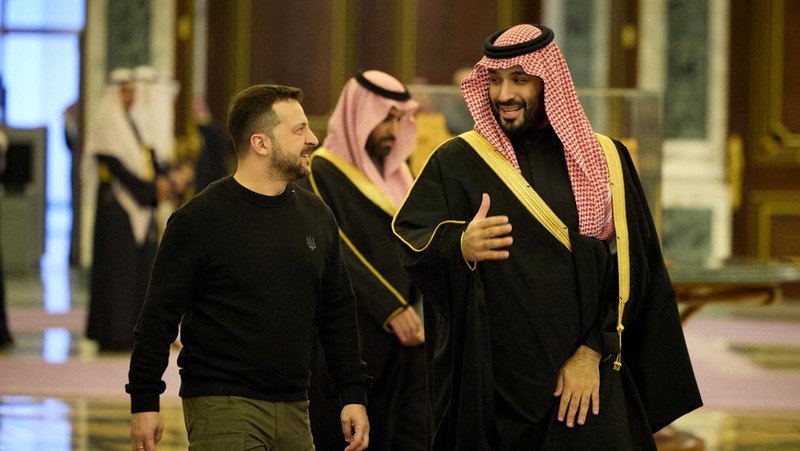 Dalam foto yang disediakan oleh Saudi Press Agency, SPA, Presiden Ukraina Volodymyr Zelenskyy tiba di Bandara Internasional King Khalid, di Riyadh, Arab Saudi, Selasa, 27 Februari 2024. (Saudi Press Agency via AP)