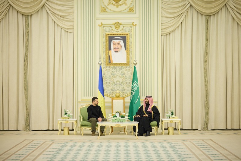 Dalam foto yang disediakan oleh Saudi Press Agency, SPA, Presiden Ukraina Volodymyr Zelenskyy tiba di Bandara Internasional King Khalid, di Riyadh, Arab Saudi, Selasa, 27 Februari 2024. Dalam foto yang disediakan oleh Saudi Press Agency, SPA, Presiden Ukraina Volodymyr Zelenskyy tiba di Bandara Internasional King Khalid, di Riyadh, Arab Saudi, Selasa, 27 Februari 2024. (Saudi Press Agency via AP)