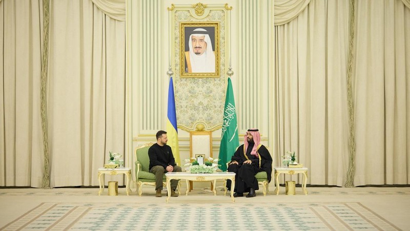 Dalam foto yang disediakan oleh Saudi Press Agency, SPA, Presiden Ukraina Volodymyr Zelenskyy tiba di Bandara Internasional King Khalid, di Riyadh, Arab Saudi, Selasa, 27 Februari 2024. (Saudi Press Agency via AP)