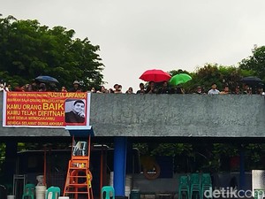Ada Spanduk Dukungan kepada Tersangka Pembunuh Dante di Kolam Renang