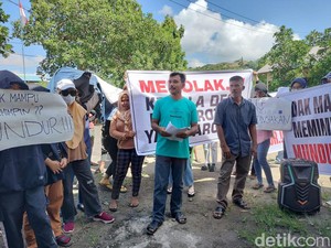 Warga Sidrap Geruduk Kantor Desa Buntut Kades Pecat 5 Staf Beda Pilihan Caleg