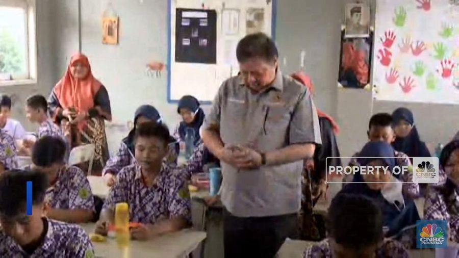 Menteri Koordinator Bidang Perekonomian Airlangga Hartarto menghadiri simulasi progam makan siang gratis hari ini, Kamis (29/2).
Simulasi makan siang gratis dilakukan di SMP Negeri 2 Curug, Kab. Tangerang, Banten.