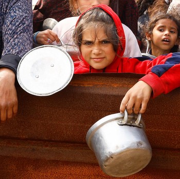 Potret Anak Palestina Antre Makanan, Krisis Kelaparan Melanda Gaza