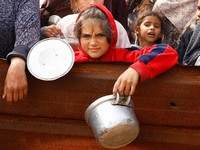 Potret Anak Palestina Antre Makanan, Krisis Kelaparan Melanda Gaza
