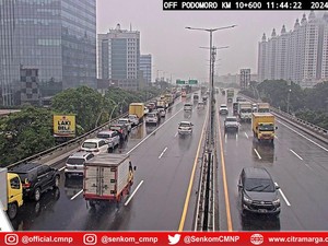Mobil Antre Panjang di Exit Tol Kelapa Gading, Dipicu Jalan Arteri Tergenang
