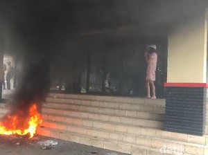 Demo di Kantor Pemkab Tasikmalaya Ricuh, Massa Lempari Petugas
