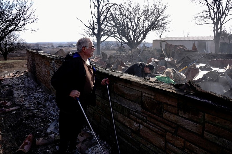 Sebuah rumah yang hancur akibat kebakaran hutan Smokehouse Creek terletak di sebelah rumah yang lolos dari kobaran api di Kanada, Texas, AS, 28 Februari 2024. Sebuah rumah yang hancur akibat kebakaran hutan Smokehouse Creek terletak di sebelah rumah yang lolos dari kobaran api di Kanada, Texas, AS, 28 Februari 2024. (REUTERS/Nick Oxford)