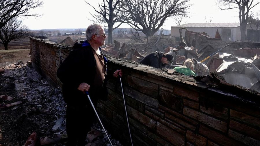 Sebuah rumah yang hancur akibat kebakaran hutan Smokehouse Creek terletak di sebelah rumah yang lolos dari kobaran api di Kanada, Texas, AS, 28 Februari 2024. (REUTERS/Nick Oxford)