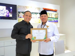 Bupati Kebumen Raih Penghargaan BAZNAS Awards 2024