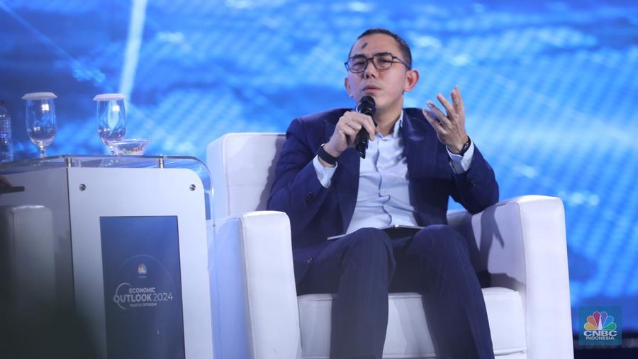 CEO PT Pertamina International Shipping, Yoki Firnandi memberikan pemaparan dalam acara CNBC Indonesia Economic Outlook 2024 di Jakarta, Kamis (29/2/2024). (CNBC Indonesia/Tri Susilo)