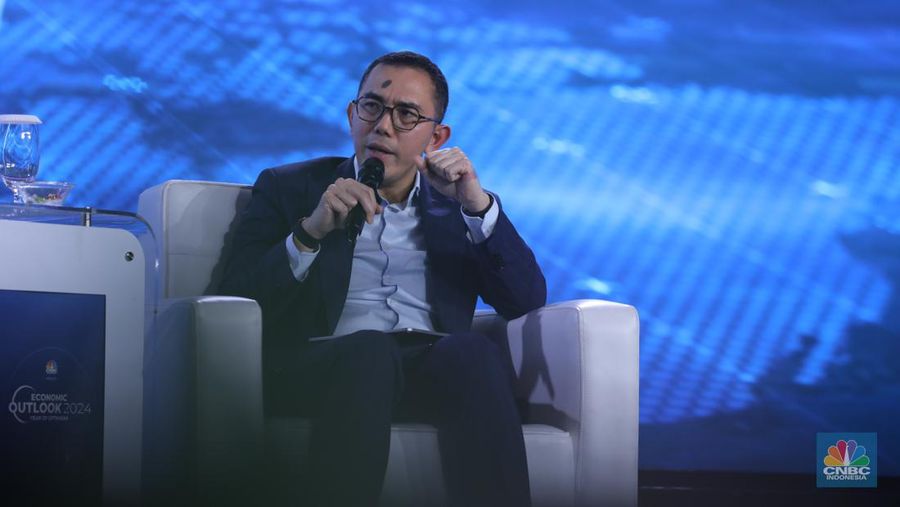 CEO PT Pertamina International Shipping, Yoki Firnandi memberikan pemaparan dalam acara CNBC Indonesia Economic Outlook 2024 di Jakarta, Kamis (29/2/2024). (CNBC Indonesia/Tri Susilo)