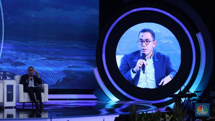 Founder & Chairman CT Corp, Chairul Tanjung memberikan pemaparan dalam acara CNBC Indonesia Economic Outlook 2024 di Jakarta, Kamis (29/2/2024). (CNBC Indonesia/Tri Susilo)