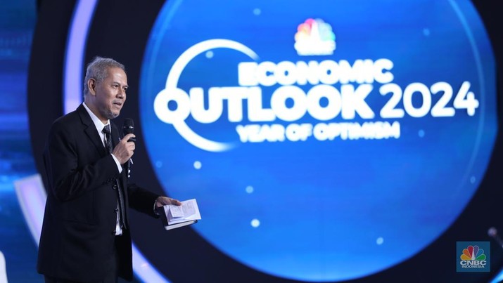 Chief Economist CNBC Indonesia, Anggito Abimanyu menjadi moderator dalam acara CNBC Indonesia Economic Outlook 2024 di Jakarta, Kamis (29/2/2024). (CNBC Indonesia/Tri Susilo)