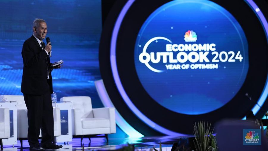 Chief Economist CNBC Indonesia, Anggito Abimanyu menjadi moderator dalam acara CNBC Indonesia Economic Outlook 2024 di Jakarta, Kamis (29/2/2024). (CNBC Indonesia/Tri Susilo)