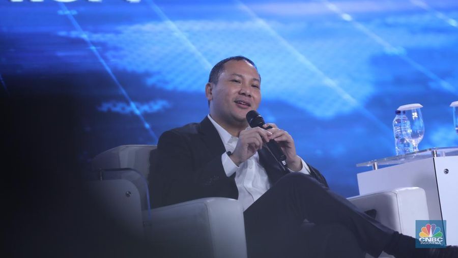 Deputi Bidang Koordinasi Infrastruktur dan Transportasi Kementerian Koordinator Maritim dan Investasi, Rachmat Kaimuddin memberikan pemaparan dalam acara CNBC Indonesia Economic Outlook 2024 di Jakarta, Kamis (29/2/2024). (CNBC Indonesia/Tri Susilo)