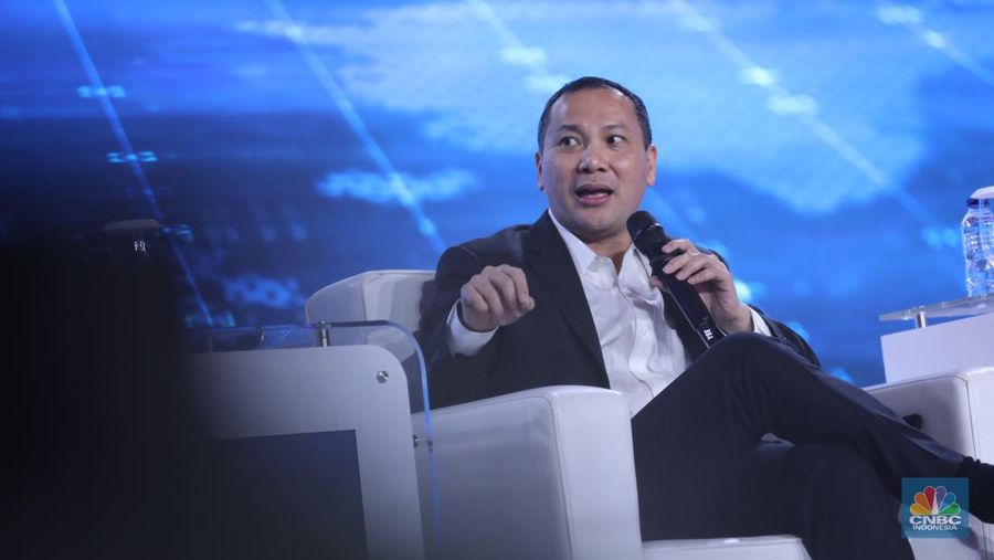 Deputi Bidang Koordinasi Infrastruktur dan Transportasi Kementerian Koordinator Maritim dan Investasi, Rachmat Kaimuddin memberikan pemaparan dalam acara CNBC Indonesia Economic Outlook 2024 di Jakarta, Kamis (29/2/2024). (CNBC Indonesia/Tri Susilo)