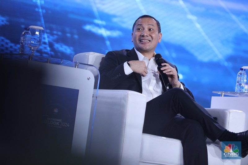 Founder & Chairman CT Corp, Chairul Tanjung memberikan pemaparan dalam acara CNBC Indonesia Economic Outlook 2024 di Jakarta, Kamis (29/2/2024). (CNBC Indonesia/Tri Susilo)