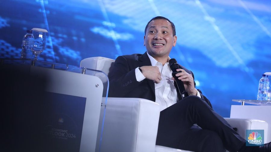 Founder & Chairman CT Corp, Chairul Tanjung memberikan pemaparan dalam acara CNBC Indonesia Economic Outlook 2024 di Jakarta, Kamis (29/2/2024). (CNBC Indonesia/Tri Susilo)