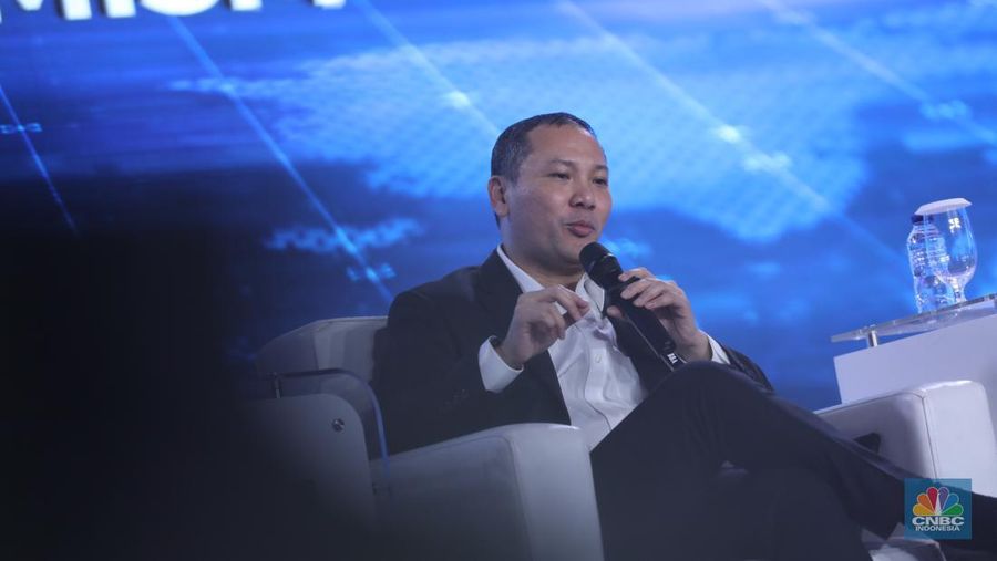 Deputi Bidang Koordinasi Infrastruktur dan Transportasi Kementerian Koordinator Maritim dan Investasi, Rachmat Kaimuddin memberikan pemaparan dalam acara CNBC Indonesia Economic Outlook 2024 di Jakarta, Kamis (29/2/2024). (CNBC Indonesia/Tri Susilo)