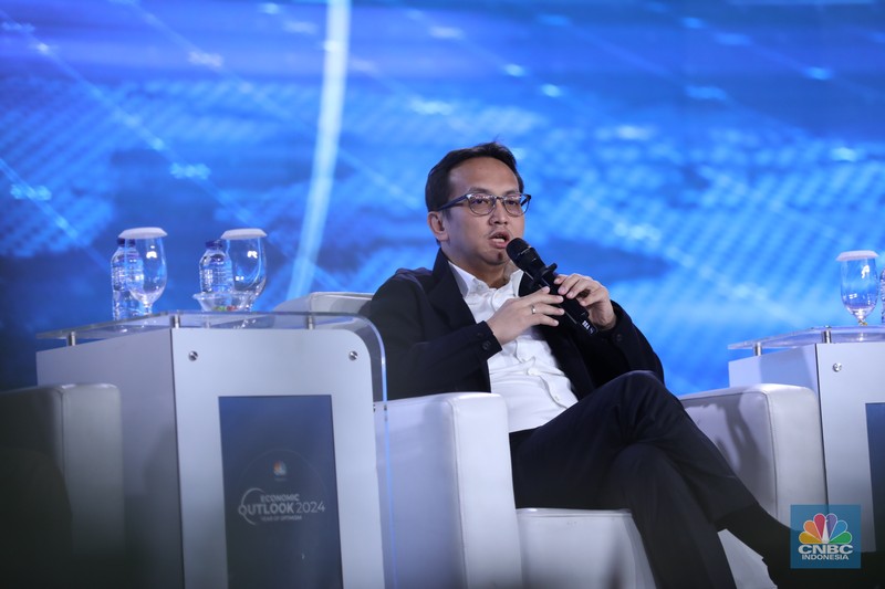 Founder & Chairman CT Corp, Chairul Tanjung memberikan pemaparan dalam acara CNBC Indonesia Economic Outlook 2024 di Jakarta, Kamis (29/2/2024). (CNBC Indonesia/Tri Susilo)