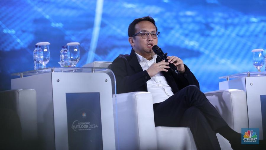 Founder & Chairman CT Corp, Chairul Tanjung memberikan pemaparan dalam acara CNBC Indonesia Economic Outlook 2024 di Jakarta, Kamis (29/2/2024). (CNBC Indonesia/Tri Susilo)
