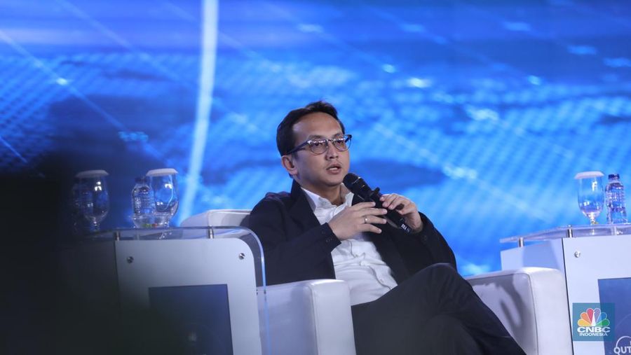 Deputi Bidang Koordinasi Investasi dan Pertambangan, Septian Hario Seto memberikan pemaparan dalam acara CNBC Indonesia Economic Outlook 2024 di Jakarta, Kamis (29/2/2024). (CNBC Indonesia/Tri Susilo)