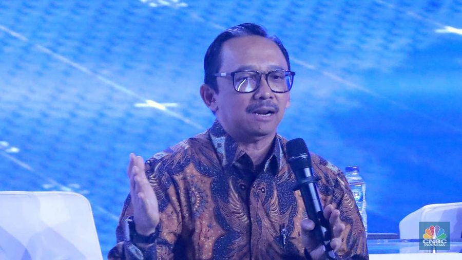 Deputi Gubernur Bank Indonesia, Juda Agung memberikan pemaparan dalam acara CNBC Indonesia Economic Outlook 2024 di Jakarta, Kamis (29/2/2024). (CNBC Indonesia/Muhammad Sabki)