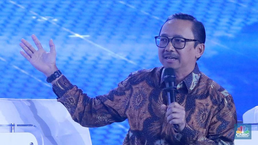 Deputi Gubernur Bank Indonesia, Juda Agung memberikan pemaparan dalam acara CNBC Indonesia Economic Outlook 2024 di Jakarta, Kamis (29/2/2024). (CNBC Indonesia/Muhammad Sabki)