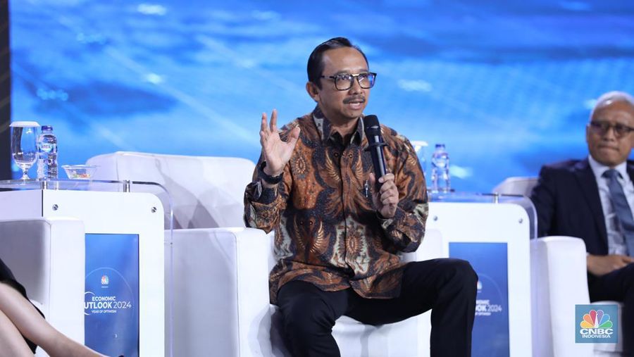 Deputi Gubernur Bank Indonesia, Juda Agung memberikan pemaparan dalam acara CNBC Indonesia Economic Outlook 2024 di Jakarta, Kamis (29/2/2024). (CNBC Indonesia/Tri Susilo)