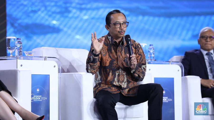 Deputi Gubernur Bank Indonesia, Juda Agung memberikan pemaparan dalam acara ²©²ÊÍøÕ¾ Economic Outlook 2024 di Jakarta, Kamis (29/2/2024). (²©²ÊÍøÕ¾/Tri Susilo)