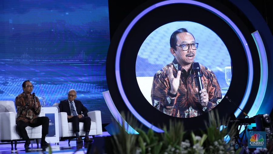 Deputi Gubernur Bank Indonesia, Juda Agung memberikan pemaparan dalam acara CNBC Indonesia Economic Outlook 2024 di Jakarta, Kamis (29/2/2024). (CNBC Indonesia/Tri Susilo)
