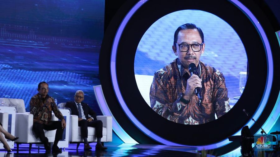 Deputi Gubernur Bank Indonesia, Juda Agung memberikan pemaparan dalam acara CNBC Indonesia Economic Outlook 2024 di Jakarta, Kamis (29/2/2024). (CNBC Indonesia/Tri Susilo)