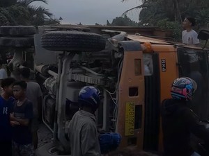 Detik-detik Kereta Tabrak Truk Pasir yang Mogok di Binjai Sumut