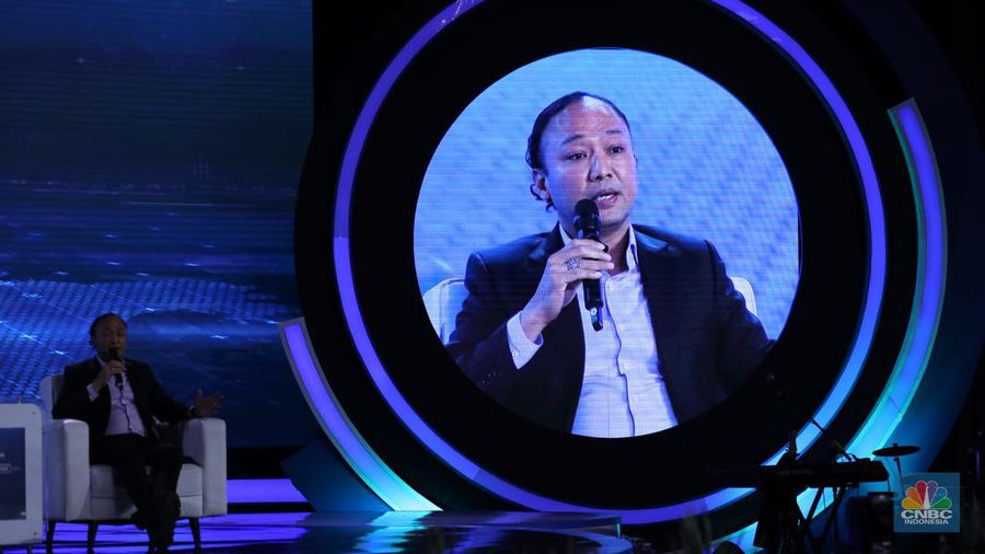 Direktur Bayan Resources, Alexander Ery Wibowo memberikan pemaparan dalam acara CNBC Indonesia Economic Outlook 2024 di Jakarta, Kamis (29/2/2024). (CNBC Indonesia/Tri Susilo)