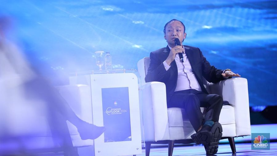Direktur Bayan Resources, Alexander Ery Wibowo memberikan pemaparan dalam acara CNBC Indonesia Economic Outlook 2024 di Jakarta, Kamis (29/2/2024). (CNBC Indonesia/Tri Susilo)