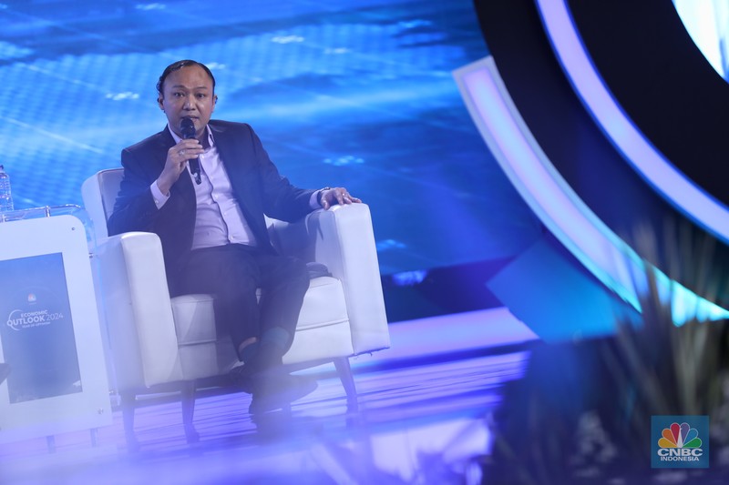 Founder & Chairman CT Corp, Chairul Tanjung memberikan pemaparan dalam acara CNBC Indonesia Economic Outlook 2024 di Jakarta, Kamis (29/2/2024). (CNBC Indonesia/Tri Susilo)