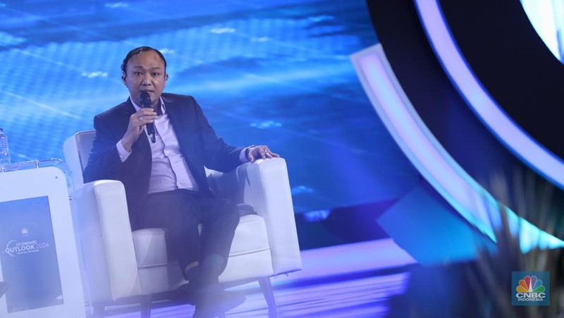 Founder & Chairman CT Corp, Chairul Tanjung memberikan pemaparan dalam acara CNBC Indonesia Economic Outlook 2024 di Jakarta, Kamis (29/2/2024). (CNBC Indonesia/Tri Susilo)