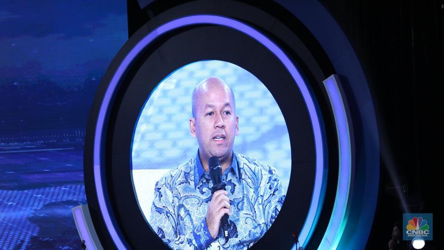 Direktur Keuangan & Strategi Bank Syariah Indonesia (BSI), Ade Cahyo Nugroho memberikan pemaparan dalam acara CNBC Indonesia Economic Outlook 2024 di Jakarta, Kamis (29/2/2024). (CNBC Indonesia/Tri Susilo)