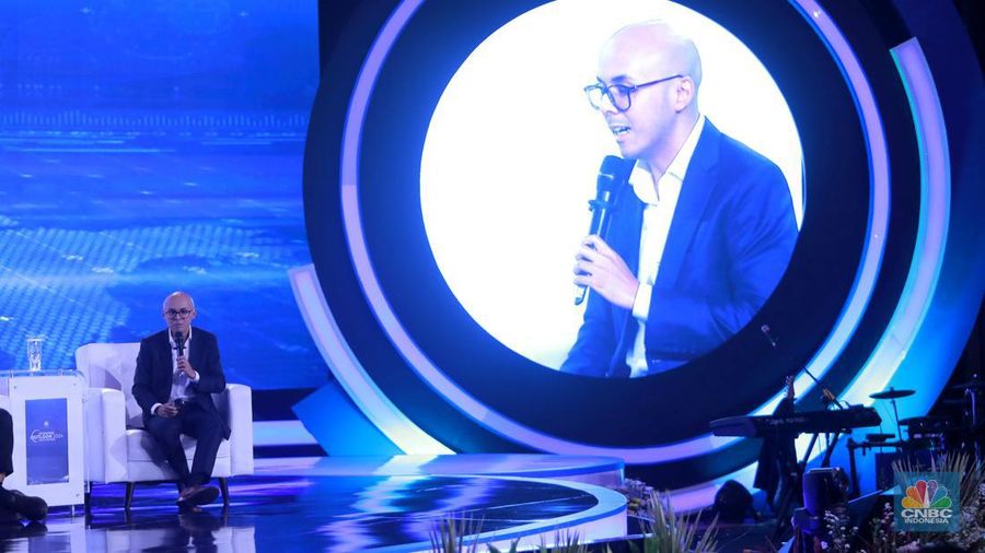 Founder & Chairman CT Corp, Chairul Tanjung memberikan pemaparan dalam acara CNBC Indonesia Economic Outlook 2024 di Jakarta, Kamis (29/2/2024). (CNBC Indonesia/Tri Susilo)