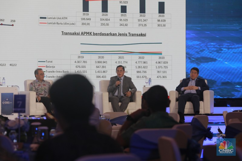 Founder & Chairman CT Corp, Chairul Tanjung memberikan pemaparan dalam acara CNBC Indonesia Economic Outlook 2024 di Jakarta, Kamis (29/2/2024). (CNBC Indonesia/Tri Susilo)