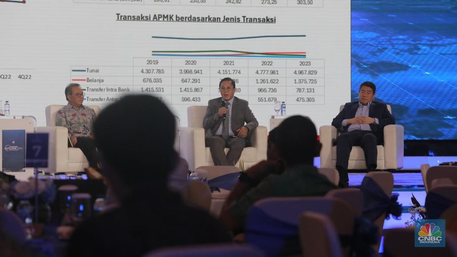 Founder & Chairman CT Corp, Chairul Tanjung memberikan pemaparan dalam acara CNBC Indonesia Economic Outlook 2024 di Jakarta, Kamis (29/2/2024). (CNBC Indonesia/Tri Susilo)