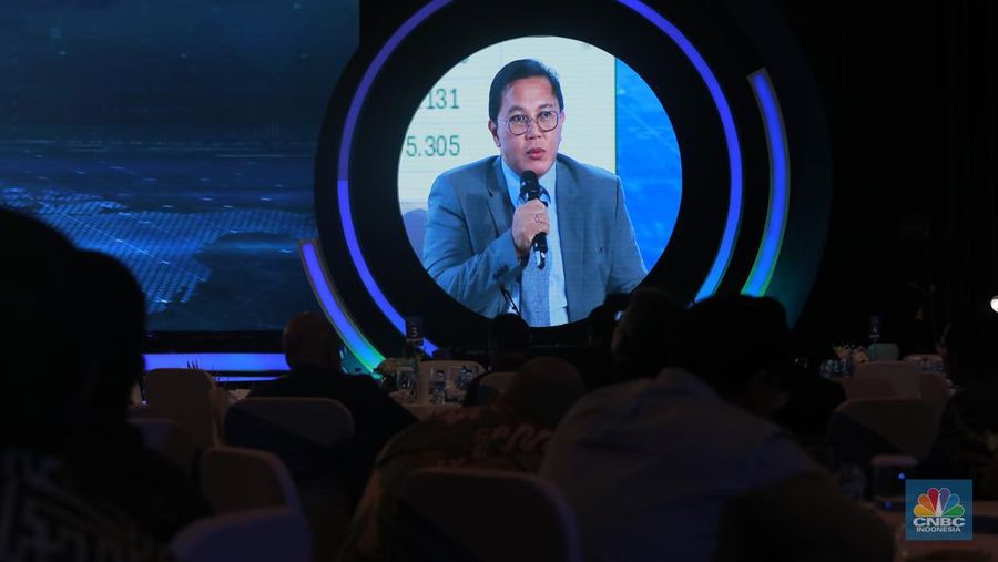 Direktur Utama Jalin, Ario Tejo Bayu Aji, memberikan pemaparan dalam acara CNBC Indonesia Economic Outlook 2024 di Jakarta, Kamis (29/2/2024). (CNBC Indonesia/Muhammad Sabki)