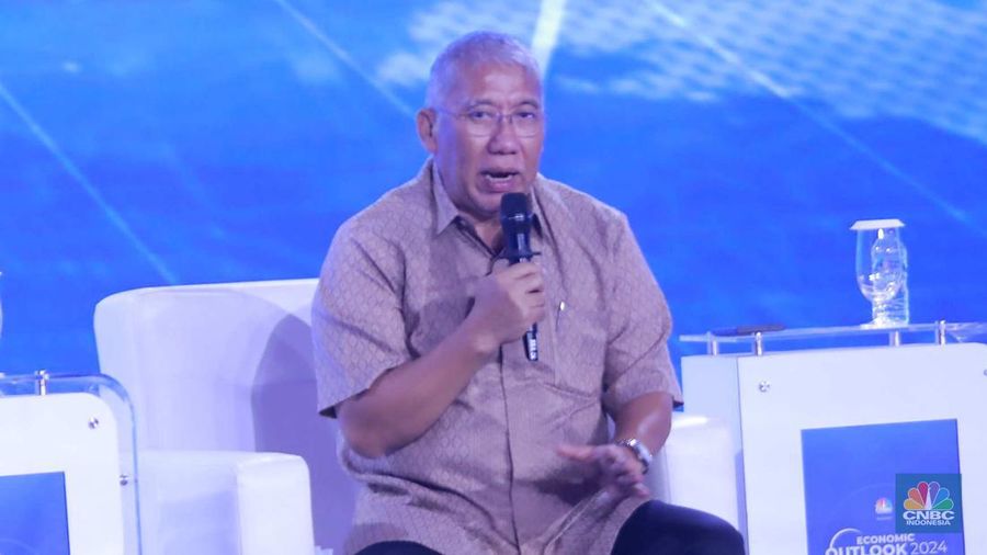 Direktur Utama Perum Bulog, Bayu Krisnamurthi memberikan pemaparan dalam acara CNBC Indonesia Economic Outlook 2024 di Jakarta, Kamis (29/2/2024). (CNBC Indonesia/Muhammad Sabki)
